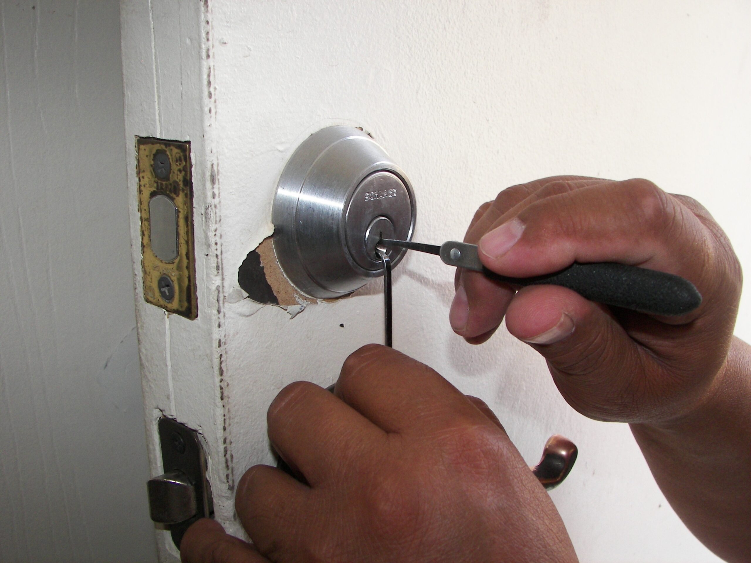 manos con ganzúas en cerradura cerrajeros puerto